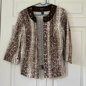 Fun summer jacket by Chico’s in EUC. Size 1 which is equivalent to an 8.